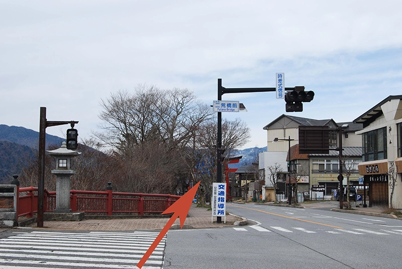 후타라바시마에 교차로에서 신사 기둥 문 쪽으로 더 들어갑니다.